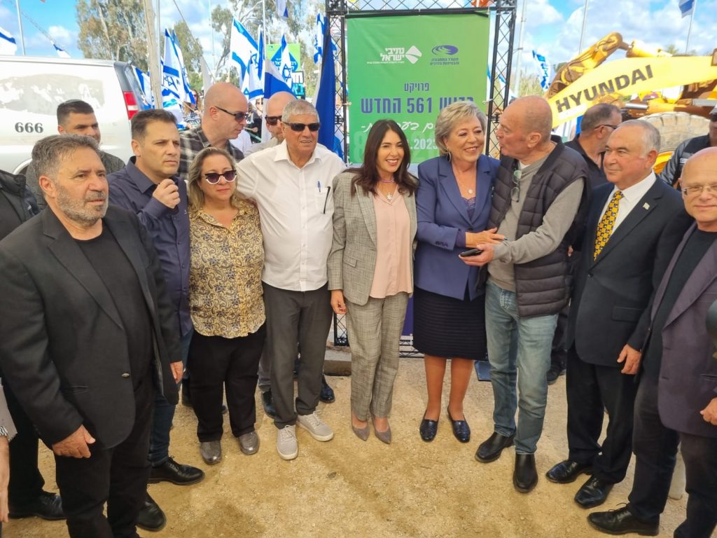 בטקס הסרת הלוט שנערך אתמול (יום ה') בכפר נטר, השיקה שרת התחבורה והבטיחות בדרכים תא"ל (במיל') מירי רגב את תחילת העבודות להקמת כביש 561, כביש רוחב אזורי רחב ומתקדם המחבר בין כביש 2 (כביש החוף) וכביש 4, וישרת את תושבי נתניה וישובי השרון אבן יהודה, כפר נטר וקדימה-צורן. באירוע ההשקה השתתפו גם ח"כ אלי דלל (ליכוד), ראש העיר נתניה מרים פיירברג, ראש המועצה המקומית אבן יהודה אבי הררי, ראש מועצת לב השרון אמיר ריטוב ראש מועצת קדימה-צורן קרן גרין, ראש מועצת פרדסיה טל גורקי, יו"ר חברת נתיבי קוים יגאל עמדי, מנכ"ל חברת נתיבי ישראל ניסים פרץ, ובכירים נוספים.