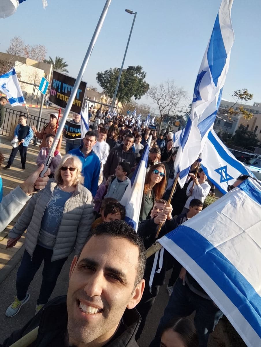 ראש מועצת אבן יהודה ואיש הליכוד הוותיק, אבי הררי, מגבה את מפגיני המחאה - בצעד מפתיע, יצא ראש מועצת אבן יהודה, אבי הררי, למפגנים כנגד מהלכי החקיקה וחיזק אותם ותמך בצעדם.