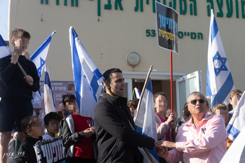 ראש מועצת אבן יהודה ואיש הליכוד הוותיק, אבי הררי, מגבה את מפגיני המחאה - בצעד מפתיע, יצא ראש מועצת אבן יהודה, אבי הררי, למפגנים כנגד מהלכי החקיקה וחיזק אותם ותמך בצעדם.