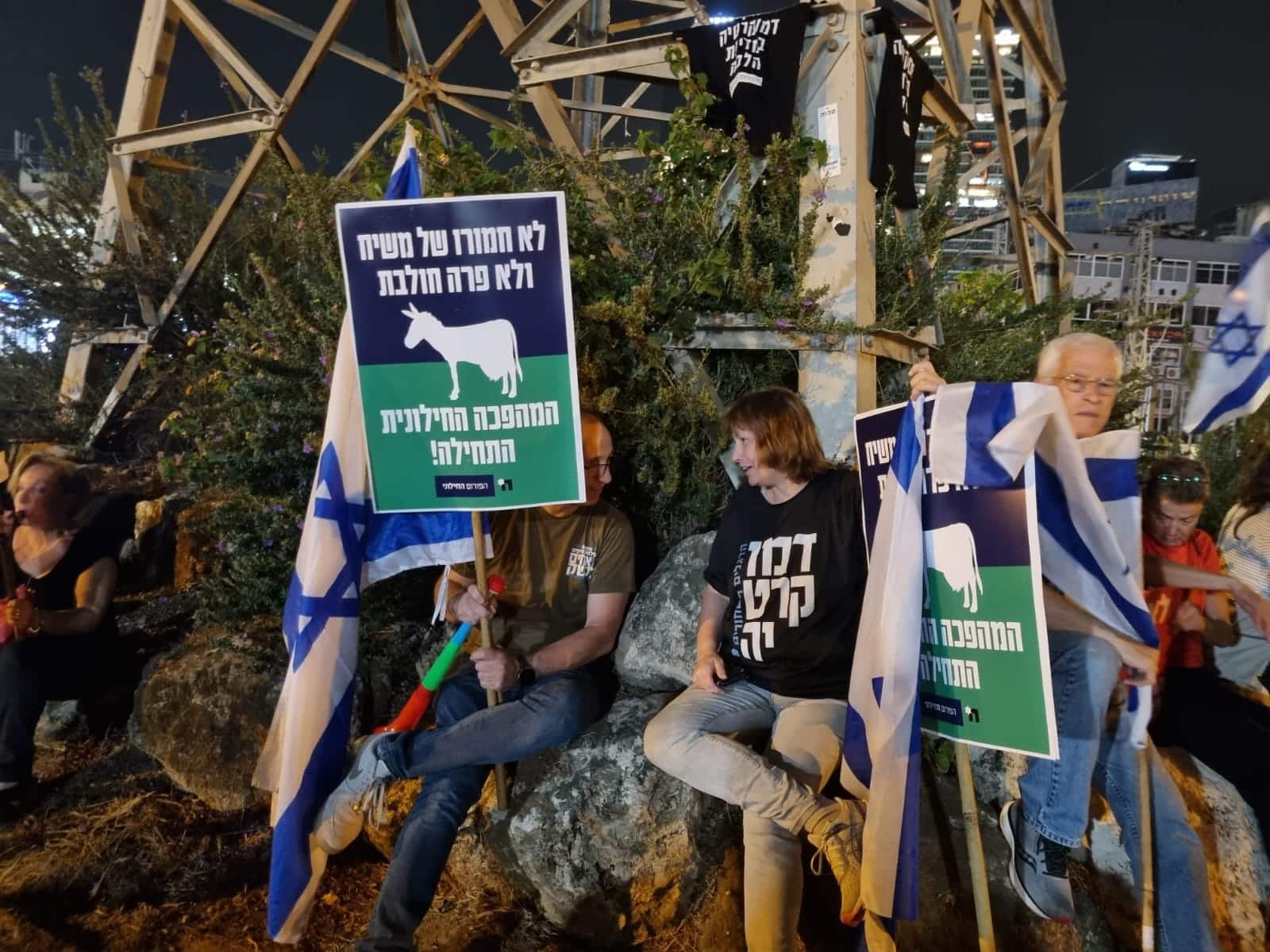 הערכות גדולה מאוד של המשטרה לקראת צעדת המפגינים הערב, יום ד, בבני ברק. לאורך הצעדה הוצבו פרשים ומכתזיות לכל עימות שלא יבוא.