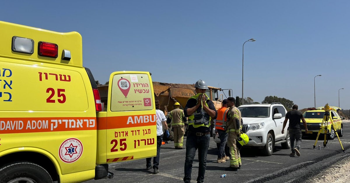 פועל שנפגע ממשאית באתר עבודה