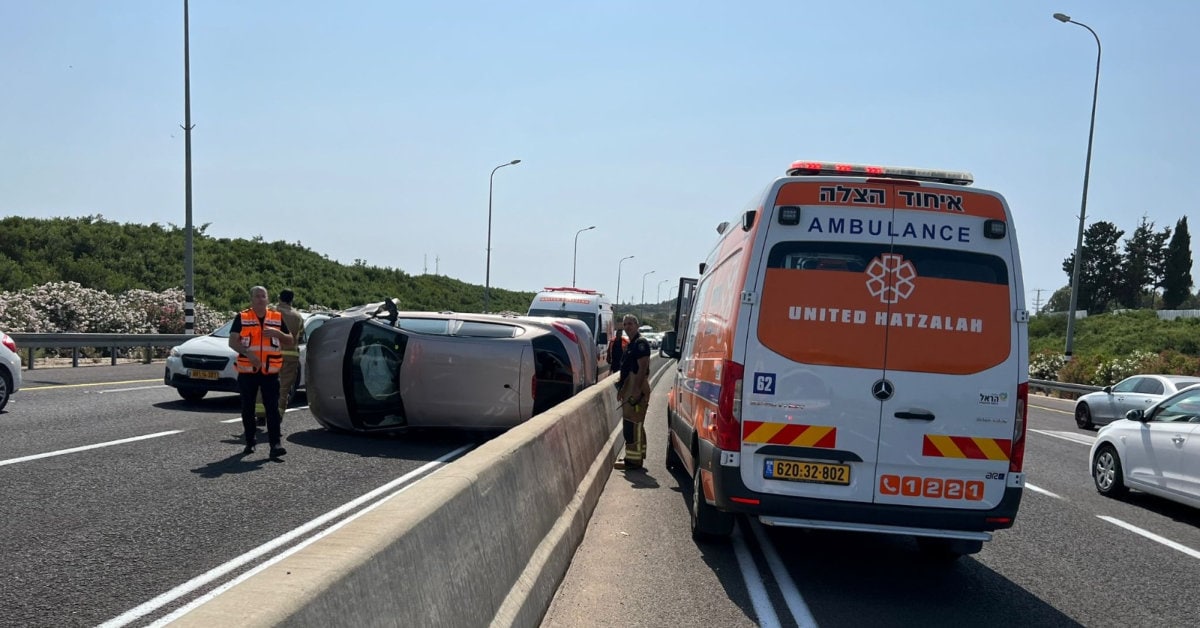 תאונה עם מעורבות שני כלי רכב (אחד התהפך) אירעה בכביש כביש 553 בסמוך למחלף דרור