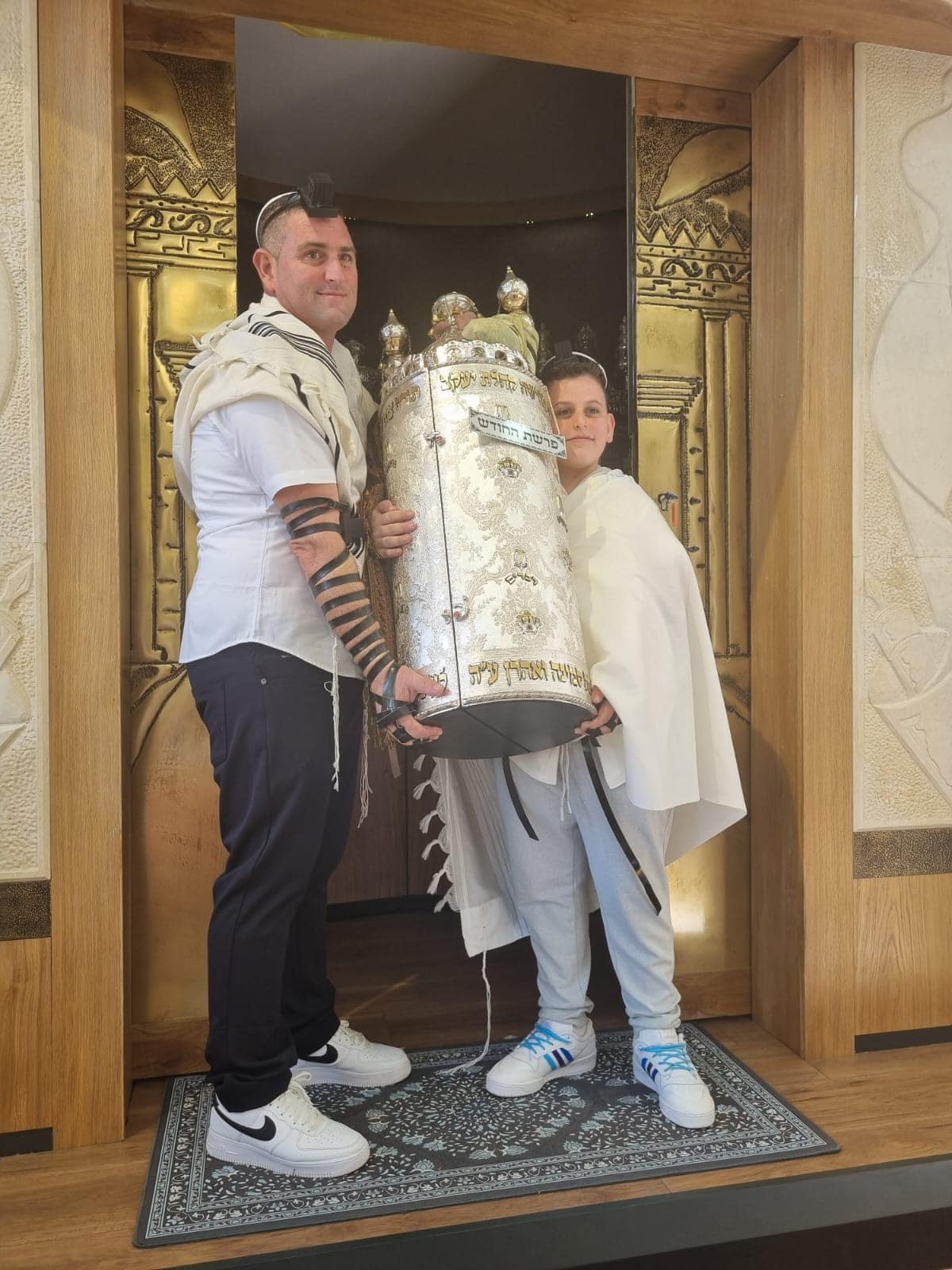 אבי ואופיר:עם ספר התורה: צילום פגי פייקר