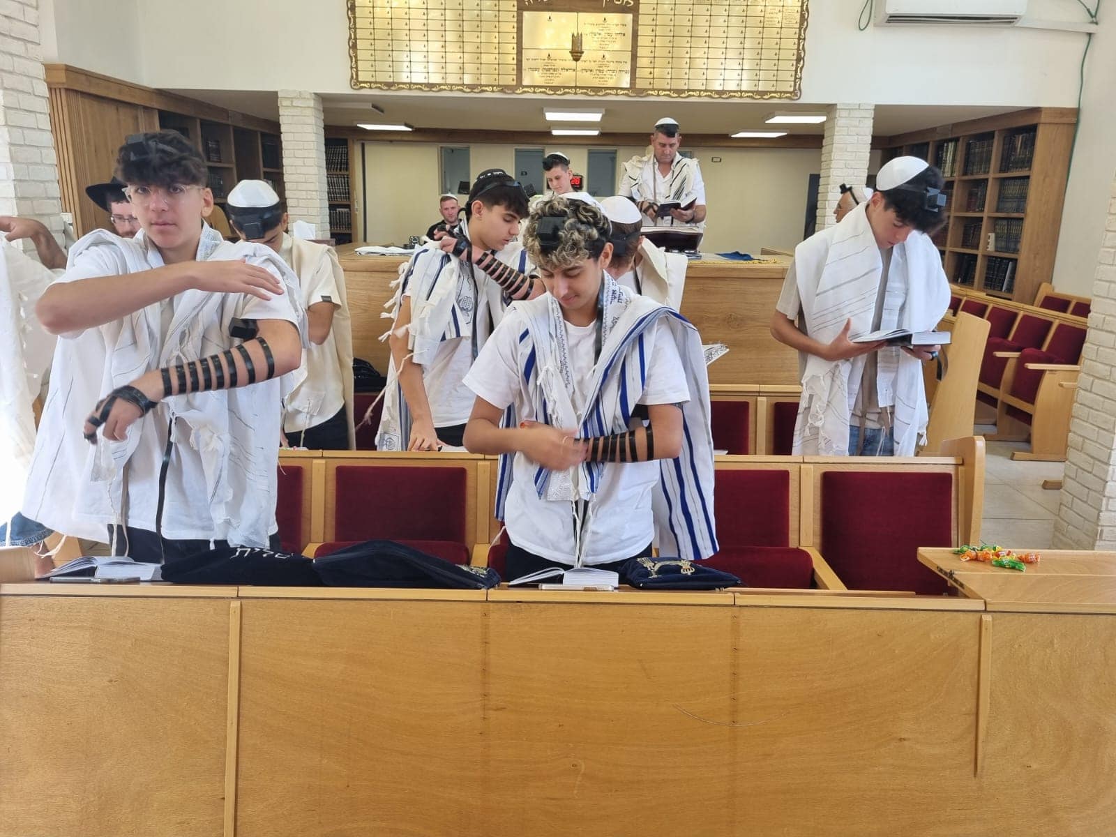 נוער מכיתה י' מהדסים בא לשמח את אופיר מאשקלון: צילום פגי פייקר