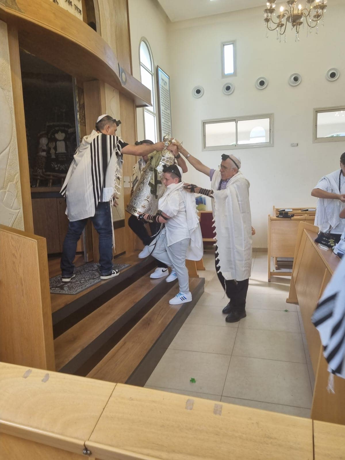הוצאת ספר התורה: צילום פגי פייקר